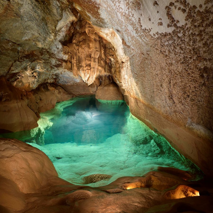 Lac de Minuit : eau turquoise dans la Grotte de Trabuc