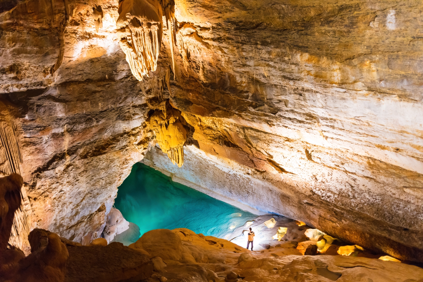 Grande salle du lac : volume souterrain et eau, Grotte de Trabuc