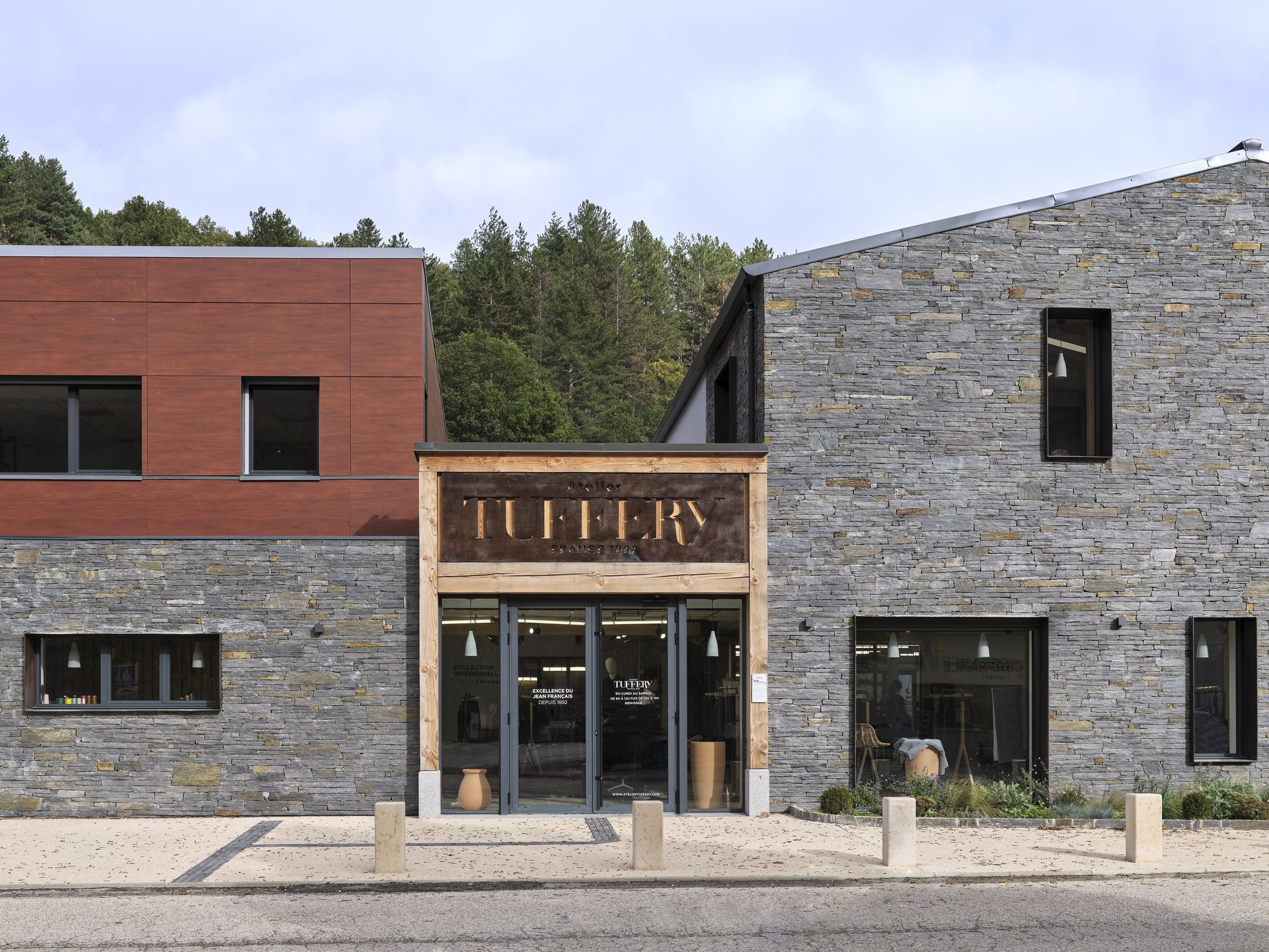Vue extérieure du bâtiment Atelier Tuffery à Florac
